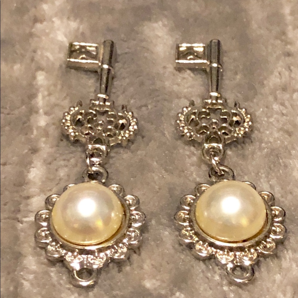 ♥️Women’s-Key with Bead Accent Earrings